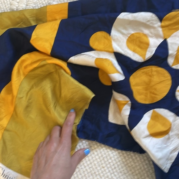 1960s CHRISTIAN DIOR Blue Mod Flower Printed Silk Scarf in blue and yellow - Picture 7 of 8